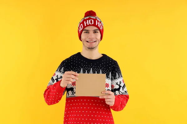 Sarı Arka Planda Mesaj Atmak Için Yeri Olan Noel Kazaklı — Stok fotoğraf