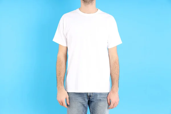 Άνδρας Λευκό Shirt Μπλε Φόντο — Φωτογραφία Αρχείου