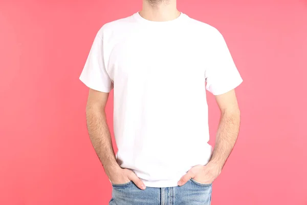 Hombre Blanco Camiseta Blanca Sobre Fondo Rosa —  Fotos de Stock