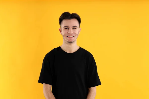 Hombre Joven Atractivo Camiseta Sobre Fondo Amarillo — Foto de Stock