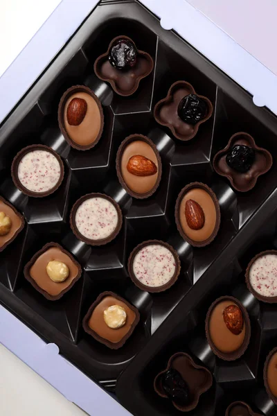 Beyaz arka planda çikolatalı şeker kavramı