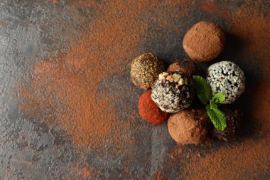 Koyu dokulu arka planda yer mantarlı şekerleme kavramı