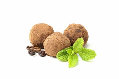 Beyaz arka planda izole edilmiş trüf mantarlı tatlılar kavramı