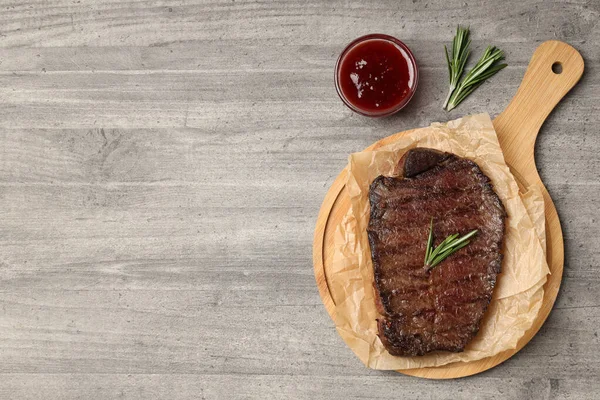 Concept Van Smakelijk Eten Met Rundvlees Biefstuk Grijze Houten Achtergrond — Stockfoto
