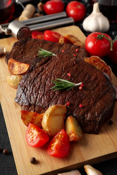 Concept Van Lekker Eten Met Biefstuk Houten Tafel — Stockfoto