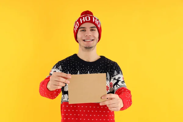 Sarı Arka Planda Mesaj Atmak Için Yeri Olan Noel Kazaklı — Stok fotoğraf