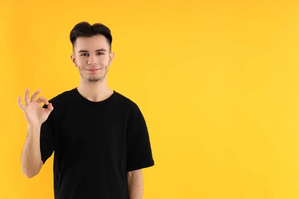 Attraktiver Junger Mann Shirt Auf Gelbem Hintergrund — Stockfoto