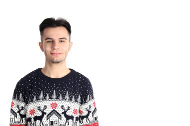 Süveter giyen çekici adam beyaz arka planda izole edilmiş.