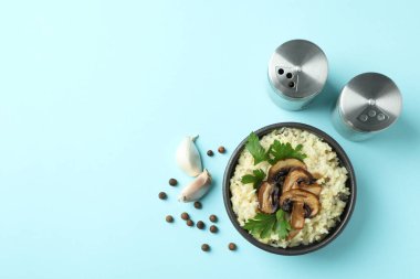 Mavi arka planda mantarlı risotto ile lezzetli yemek kavramı
