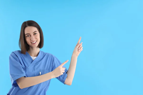 Atractiva Enfermera Prácticas Sobre Fondo Azul — Foto de Stock