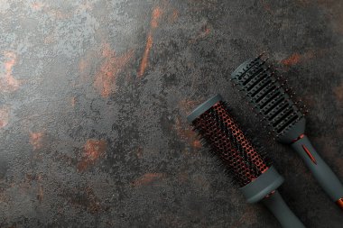 Koyu dokulu arka planda saç fırçaları, kapat