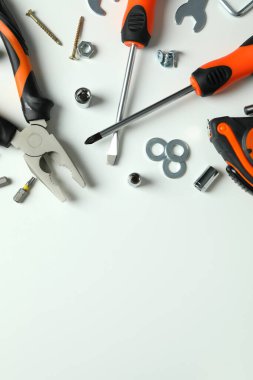 Beyaz arkaplan ve üst görünümde çalışma araçları