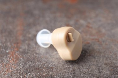 Koyu dokulu arka planda işitme cihazı, kapat