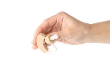 Ellerinde işitme cihazı var, beyaz arka planda izole edilmiş.