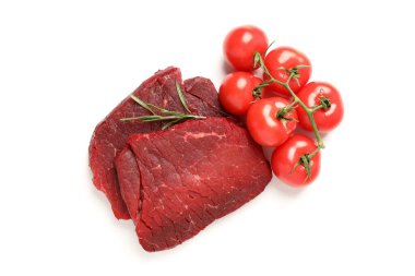 Beyaz arka planda domatesli çiğ biftek.