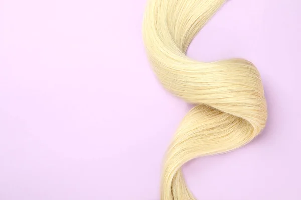 Замок Блондинки Жіночого Волосся Фіолетовому Фоні — стокове фото