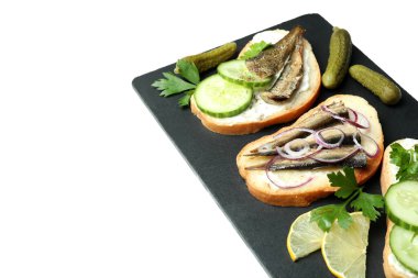 Beyaz arka planda izole edilmiş sandviçli tepsi