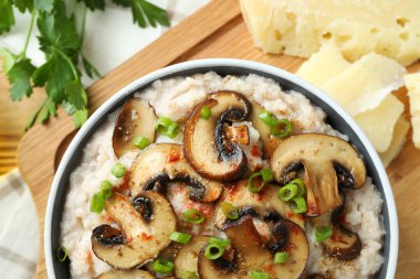 Mantarlı risotto ile lezzetli yemek kavramı, yakın plan.