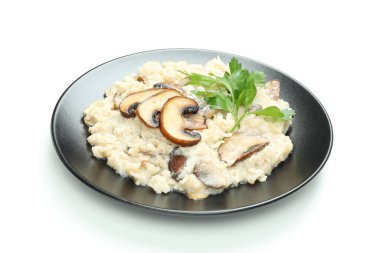 Beyaz arka planda izole edilmiş mantarlı risotto