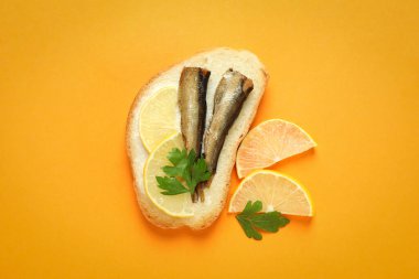 Turuncu arkaplanlı lezzetli bir sandviç.