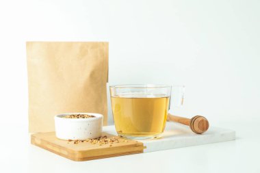 Beyaz arka planda karabuğday çayı ile sıcak içecek kavramı