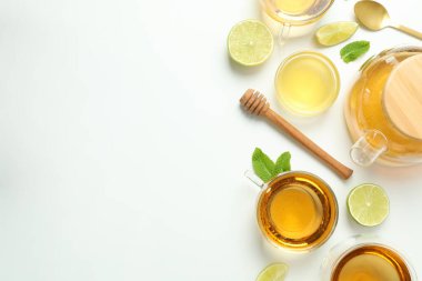 Beyaz arka planda karabuğday çayı ile sıcak içecek kavramı