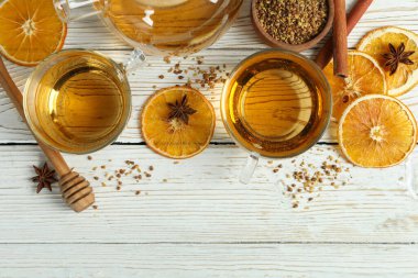 Beyaz ahşap masada karabuğday çayı ile sıcak içecek kavramı