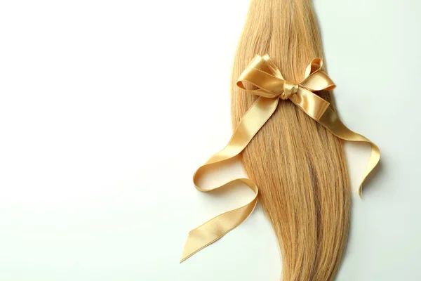 Zámek Ženských Vlasů Lukem Bílém Pozadí — Stock fotografie