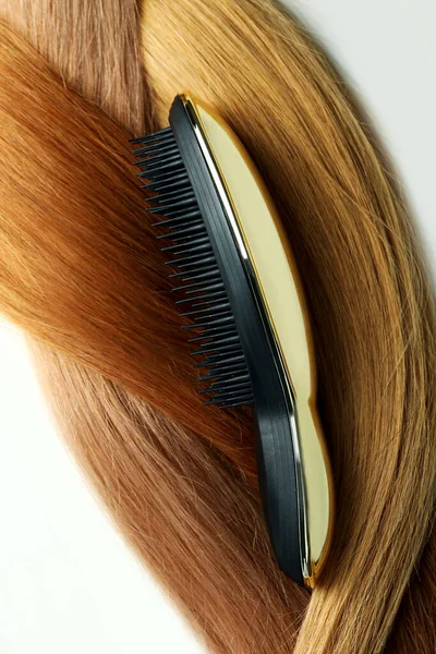 白底梳子的女性头发 — 图库照片