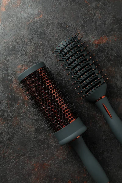 Hairbrushs Fundo Texturizado Escuro Close — Fotografia de Stock