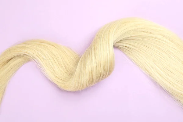 Une Mèche Cheveux Blonds Féminins Sur Fond Violet — Photo