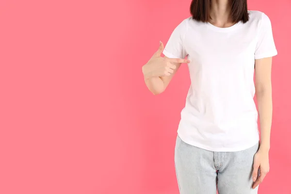 Chica Atractiva Camiseta Blanca Sobre Fondo Rosa — Foto de Stock