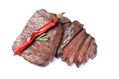 Kızarmış biftek beyaz arka planda izole edilmiş.