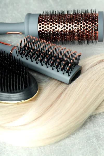Une Mèche Cheveux Blonds Féminins Avec Des Brosses Cheveux — Photo
