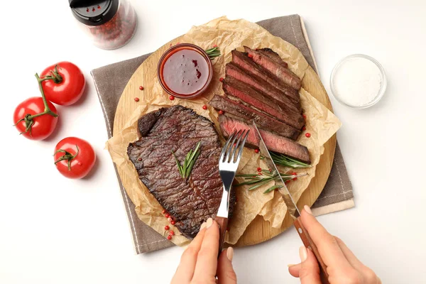 Concept Manger Savoureux Avec Des Steaks Bœuf Sur Fond Blanc — Photo