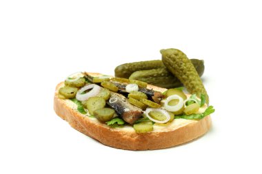 Beyaz arka planda izole edilmiş turşu ve sandviç.