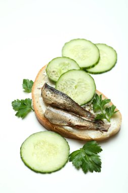 Beyaz arkaplanlı lezzetli bir sandviç.