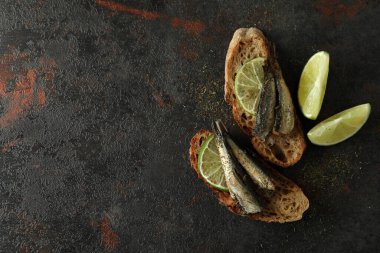 Lezzetli sandviçler ve dokulu arka planlar.