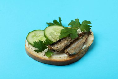 Lezzetli sandviç ve mavi arka plan.