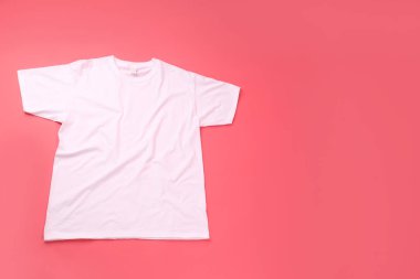 Pembe arkaplanda yazdırmak için alanı olan boş beyaz tişört