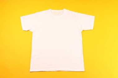 Sarı arkaplanda yazdırmak için yeri olan beyaz tişört