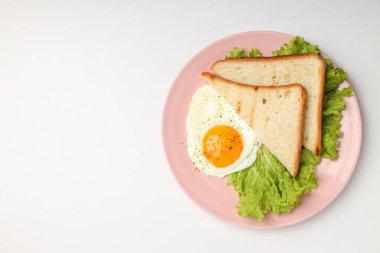 Beyaz arka planda lezzetli bir kahvaltı tabağı.