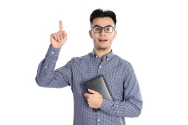 Beyaz arka planda izole edilmiş gömlekli çekici bir adam.