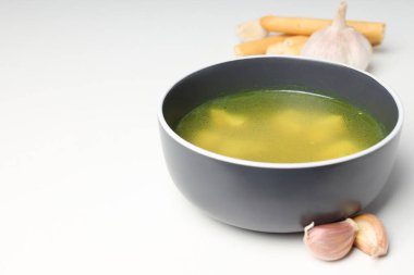 Beyaz arka planda tavuk çorbası pişirme kavramı