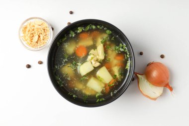 Beyaz arka planda tavuk çorbası, üst manzara.