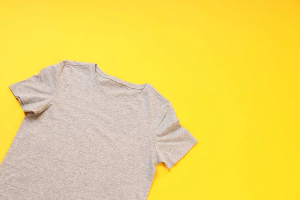 Camiseta Gris Con Espacio Para Imprimir Sobre Fondo Amarillo — Foto de Stock