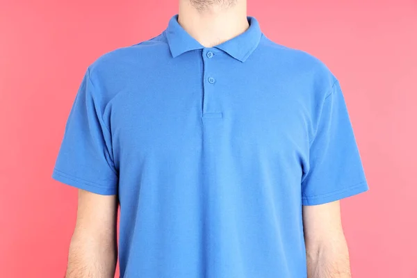 男で空白の青いポロオンピンクの背景 — ストック写真