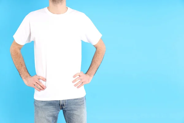 Hombre Blanco Camiseta Blanca Sobre Fondo Azul — Foto de Stock