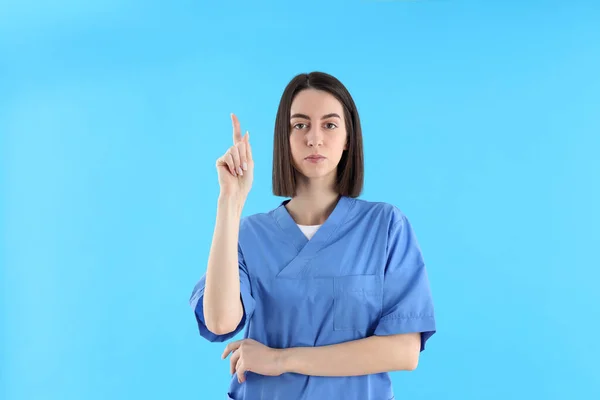 Atractiva Enfermera Prácticas Sobre Fondo Azul — Foto de Stock