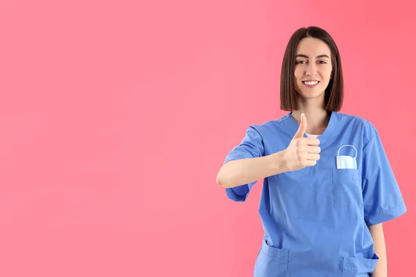 Atraente Enfermeira Estagiária Fundo Rosa — Fotografia de Stock
